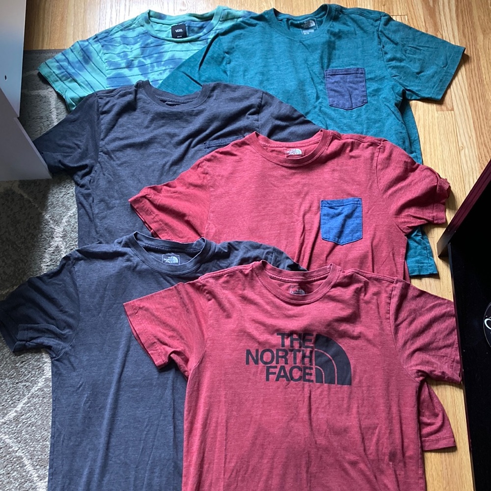*HUGE* bundle of 5 Men’s North Face tees & 1 bonus Vans Tee! Size Med
